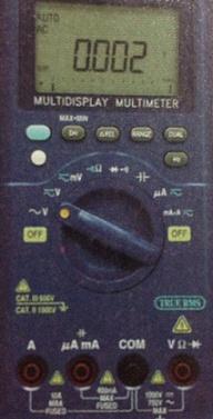 Multimetrenin döner konumlu (hareketli) anahtarı, fotoğrafta AC gerilim ölçümü konumundadır.