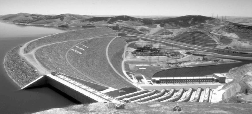 Şekil 1 Fırat üstünde Atatürk barajı ve 2400 MW gücünde etek santralı (Foto:Ü.Öziş).