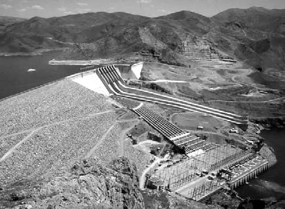 Şekil 6 Ceyhan üstünde, 3,6 MW gücünde, alçak düşülü Maraş nehir içi santralı (Foto: Ü.Öziş).