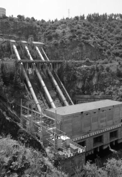 Şekil 9 Gediz havzasında, Demirköprü barajıyla derlenen suyu 2,4 km uzunluğunda basınçlı bir tünelle çevrilen, 107 m düşülü çevirme santralı (Foto: Ü.Öziş).