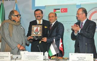 mbilim, Sanayi ve Teknoloji Bakanı Fikri Işık ile TOBB Başkanı ve ICCIA Başkan Yardımcısı Hisarcıklıoğlu, günün anısına ICCIA Başkanı Şeyh Salih Abdullah Kamel e bir plaket takdim etti.