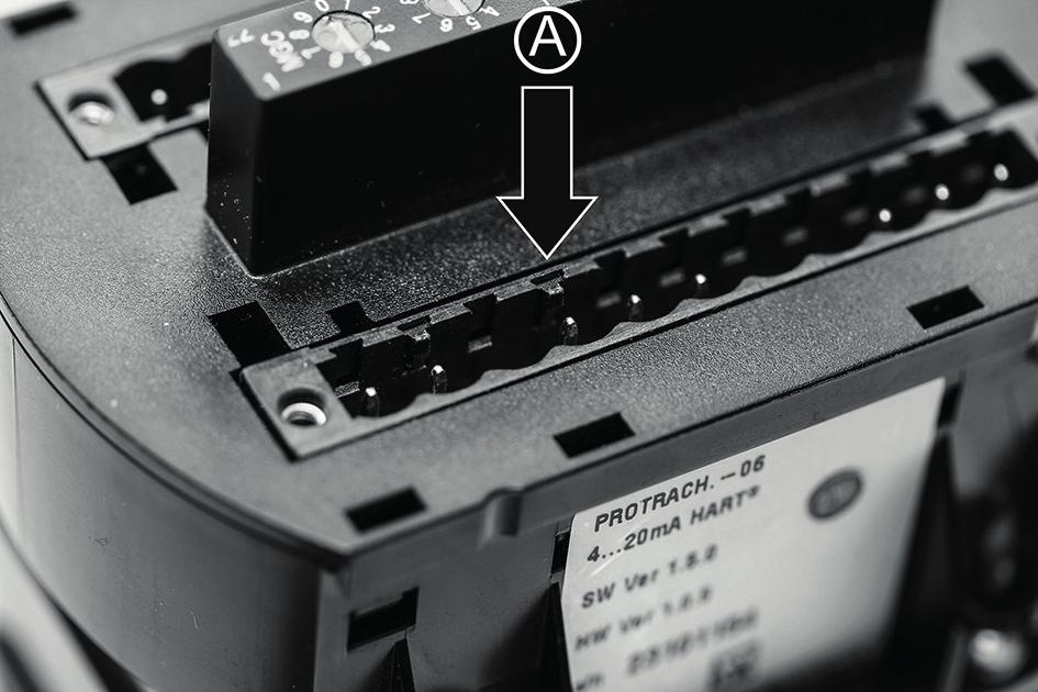 Karşıda yeni elektronik modüle, sensörünüze uygun bir kod vermelisiniz. Küçük kodlama pimleri daha kolay bir kullanım için plastik bir diske yerleştirildi.