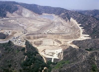 Kanyon tipi depolama alanları, çok katlı liftler halinde doldurulabilir. Kanyon tipi depolama uygulaması Şekil 2.4 