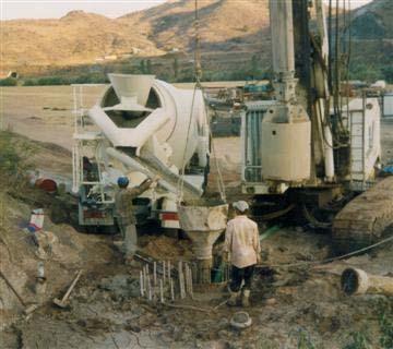 Bu durumda kazıklar arası püskürtme betonu ile kaplanmaktadır.