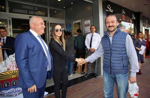 Yanlarında getirdikleri ve Kapadokya dan aldığı bir hatıra tabağı da günün anlam ve önemine binaen Başkan Şahin e takdim eden Kurs Öğreticisi Aykut Gök, Başkan Şahin in geçtiğimiz günlerde de ihtiyaç