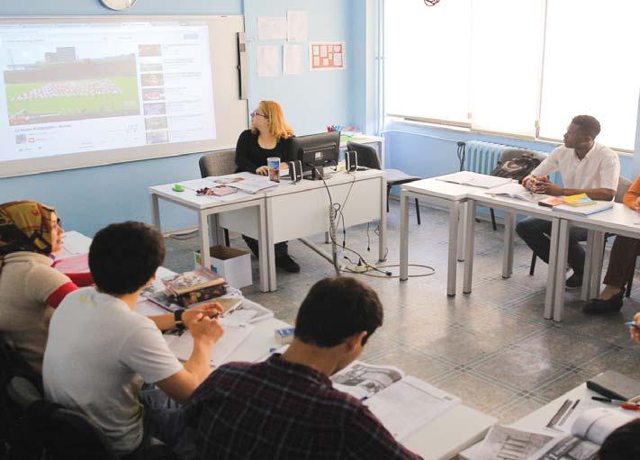 Eğitim Yöntem ve İlkeleri Programda ileri seviyede dinleme ve okuma alıştırmalarına yoğunlaşılarak öğrencilerin yazma ve konuşma becerilerini geliştirmeleri hedeflenmektedir.