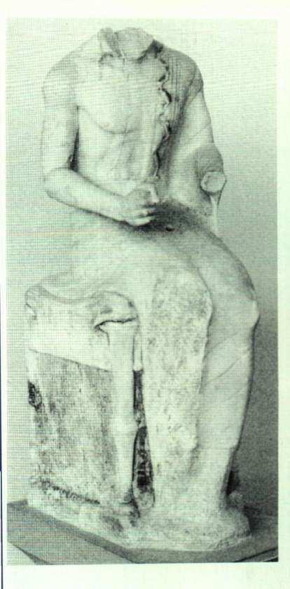 164 Atina Akropolisi 'na*n h tif> h*yh*u himatior, giy miş olan figür bir taburede oturur.