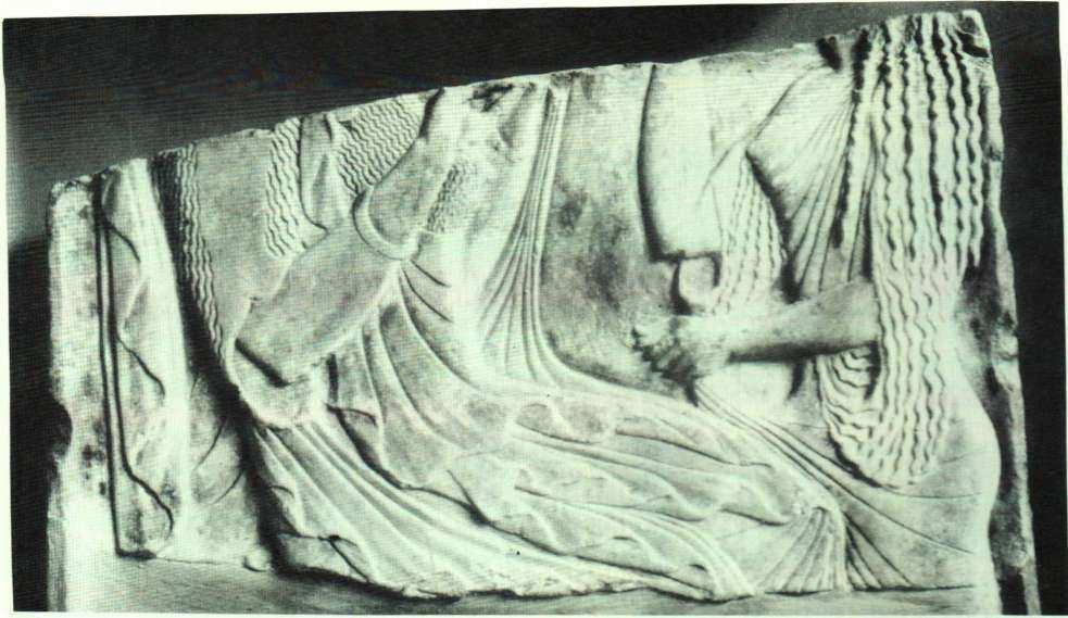 238 Attika'dan stel parçası. Oturan kadın ve genç kız. Her ikisi de khiton giyinişlerdir. Kadında aynca himatioıı vardır. Muhtemelen mezar stelidir.
