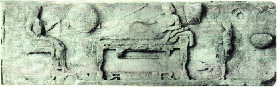 255 Paros'tan ölüm sonrası ziyafetin tasvir edildiği kabartma. Kİ t nede uzanan "kahraman " elinde bir phiale tutar.
