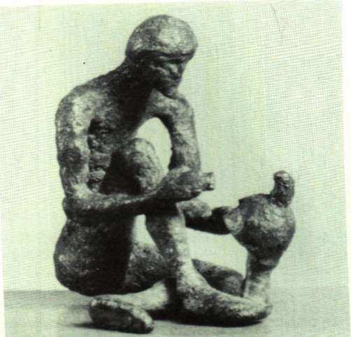 11. Miğfer yapan erkek figürü bronz olan bu figür, altlık taşımamasıyla dönemine göre oldukça ileride bir eserdir.