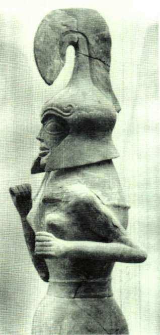 34 Gortyna'dan pişmiş toprak Atherıa. Figür, elinde mızrak ve kalkan tutar ve ayrı olarak yapılmış miğfer giymiştir.