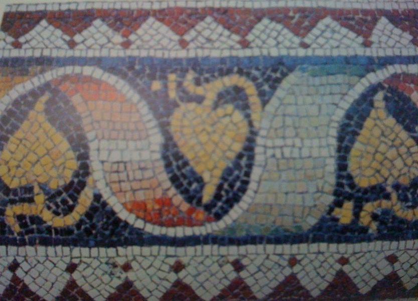 101 Resim 31: Beyaz zemin üzerine yapılmış Büyük Saray mozaiklerinden bir