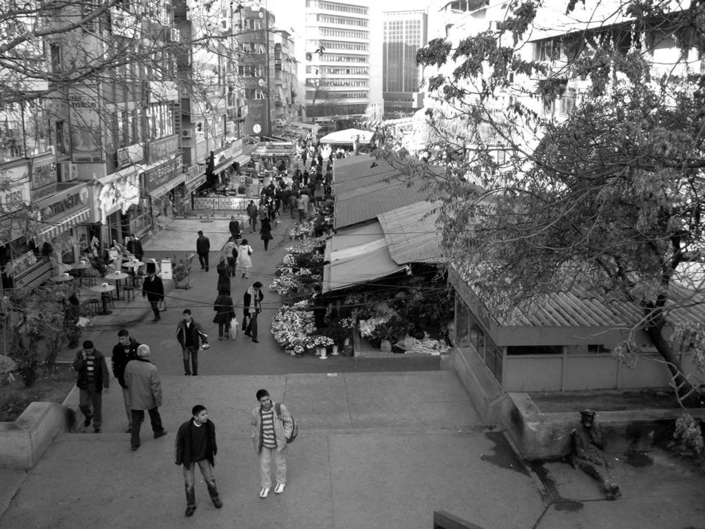 davranışları ve dünya görüşlerini etkiler çünkü insan görerek öğrenir ve öğrendikleri de görüşlerini etkiler.