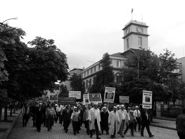 14 Temmuz 2010 Kırcaali Haber Sayfa 3 Müslümanlar: Ulusal İslam Konferansı nın olağanüstü toplanmasını istiyoruz!