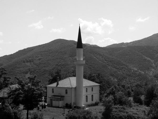 Daha fazla da olabilir, çünkü mezarlıkta okunulabilen en eski taş 210 yıllık. Kırcaali ve Momçilgrad ın su ihtiyaçlarını karşılayan Çamdere barajı da köyün hemen 10 km altında.