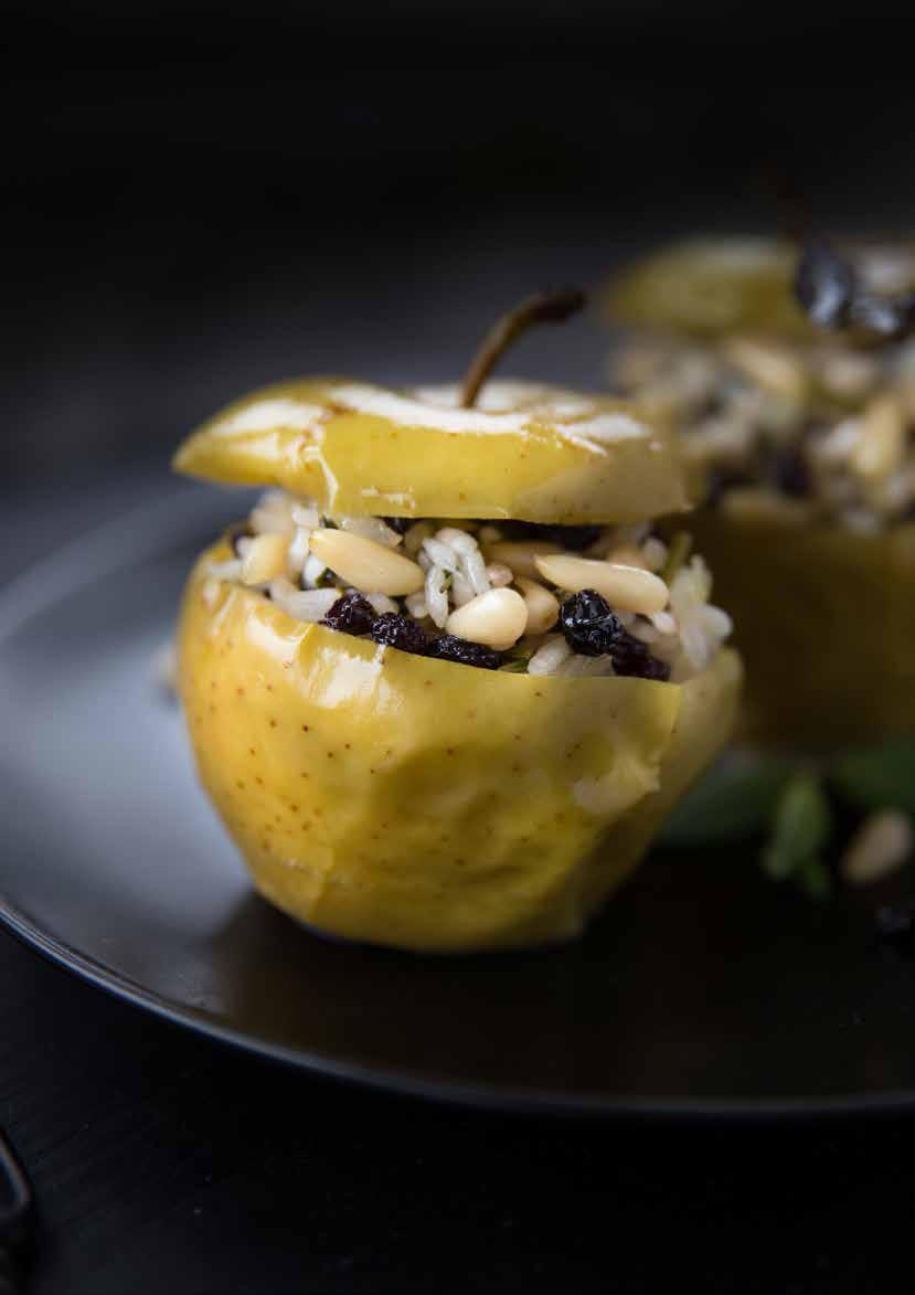 Zeytinyağlı Elma Dolması 4 Meyvelerin yemek olarak hazırlanması Osmanlı saray mutfağında çok kullanılan bir yöntemdi.