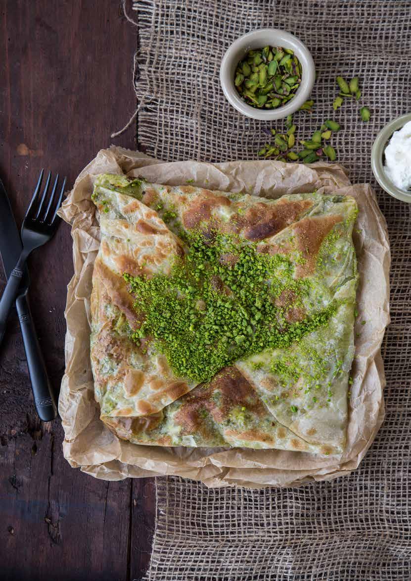 Katmer Bir adet yufkayı tezgaha serin. Üzerine eritilmiş tereyağı ile yağlayıp ikinciyi üzerine yerleştirin. Tekrar tereyağı sürün. Diğer iki yufkayı da aynı şekilde hazırlayın.