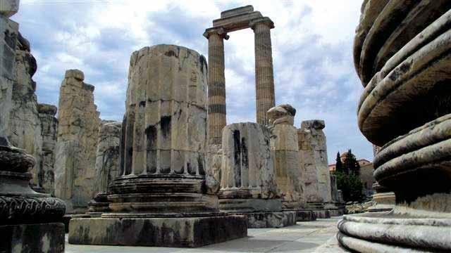 taşımamıştır. Tapınak ve onun yönetiminde ki bilicilik, Miletos toprakları içerisindedir ve rahibi de kentin önde gelen resmi görevlileri arasında yer almıştır.