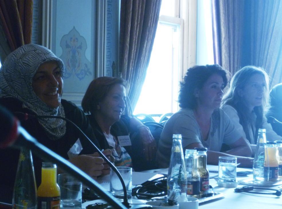 Sibel Eraslan, Prof. Dr. Binnaz Toprak Özlem Gürses, Emel Kurma Yılmaz Ensaroğlu: Bir sonraki konuğumuz lütfen Katılımcı: Feminizmin tarihini çok yakından biliyorum.