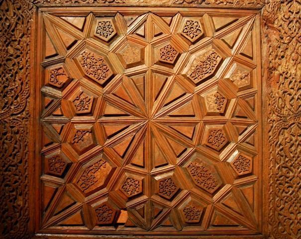 16 İbrahim Bey İmareti (1432) ve Edime Üç Şerefeli Cami (1447) kapıları gerçek kündekâri tekniğinde yapılmış eserlerden bazılarıdır [19]. Karaman İbrahim Bey İmareti kapısı Resim 2.2 de verilmiştir.