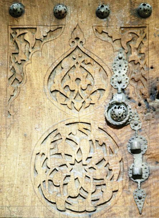 22 Resim 2.6. nkara laaddin Camii kapısı [65] Düz satıhlı derin oyma hşap yüzeyi düz bir görünüm oluşturur. Motifler yüzeyden derin oyma ile belirtilir.