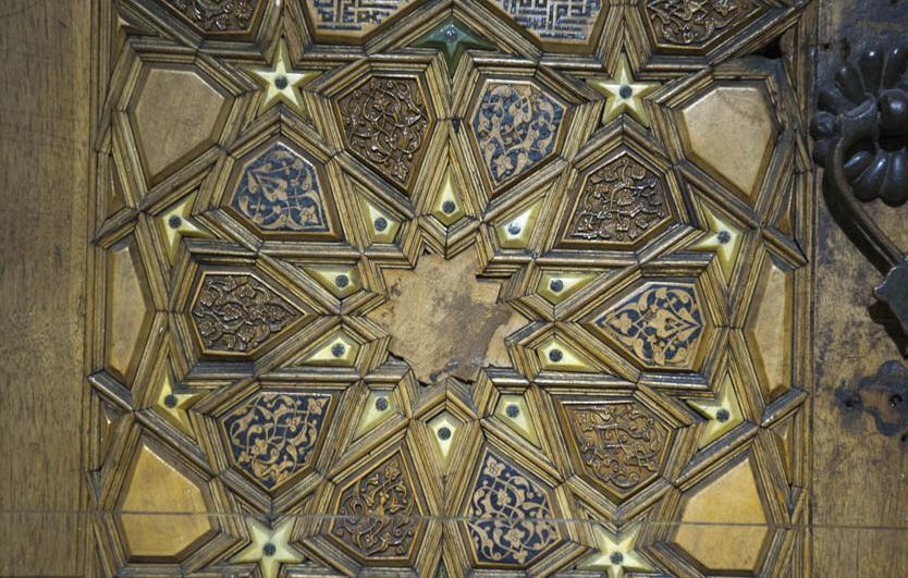 25 15. yüzyıl başında yapılan nkara Hacı Bayram Türbesinin iç kapısında geometrik bölmelerin dolguları arasında ahşap içine ahşap ve kemik kakma uygulanmıştır.