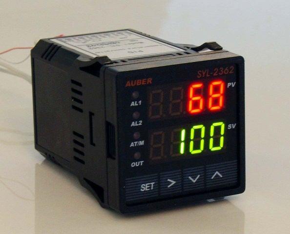 32 Auber Instruments SYL-2362 Şekil 1.31 de Auber Instruments ın sıcaklık kontrol cihazı görülmektedir. Şekil 1.31 Auber Instruments SYL-2362 cihazı [9] Genel özellikleri Çizelge 1.