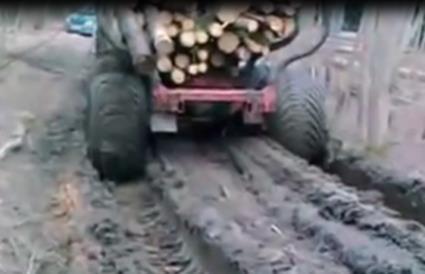 4.4.1.4. Tahrikli Tomruk Römorklar İle Bölmeden Çıkarma Güçlü ()4x4) tarım traktörü ile kullanılan tomruk