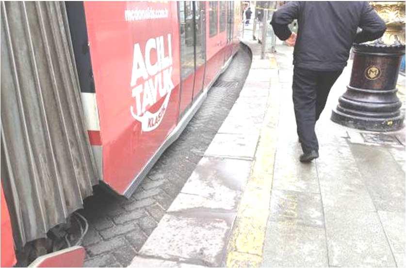 Güneydeki sinyalize kavşak noktasında yayalar ve tramvay için de sinyalizasyon düzenlenmiştir.