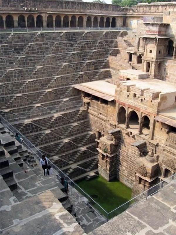 ANTİK KENT ZEUGMA DA (GAZİANTEP) DERİN KUYU OLDUĞU BİLİNMEKTEDİR. CHAND BAORI SU KUYUSU (HİNDİSTAN) Hindisitan ın Abhaneri köyünde ünlü Chand Baori basamaklı kuyusu bulunuyor.