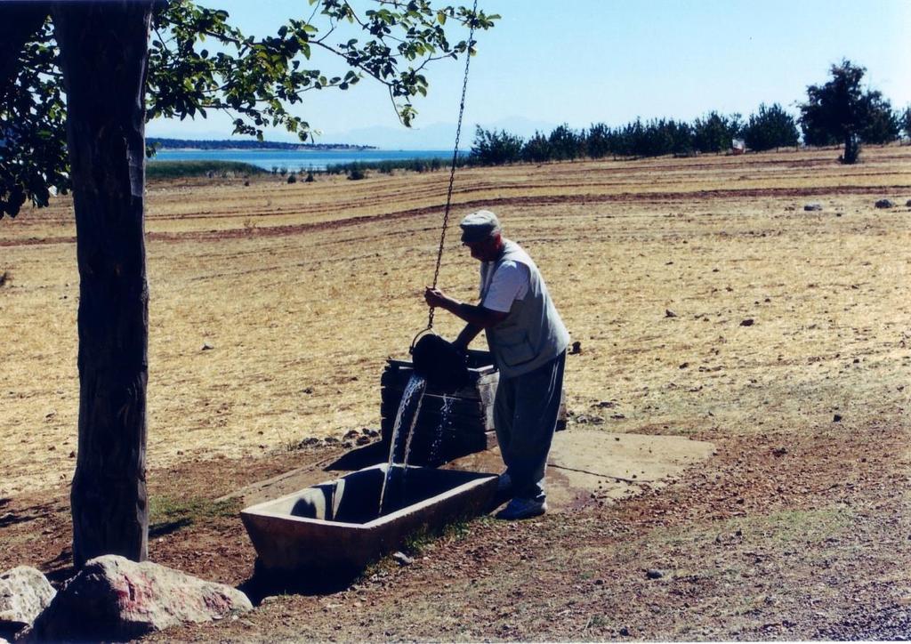 21. yüzyılda Konya Ovası nda hala kullanılan su kuyusu SONUÇ VE KANAAT Yer altı suları ve derin kuyular bugünde önemini korumakta, pek çok yerleşim yerinin içme suyu ihtiyacı ve ekonominin can damarı