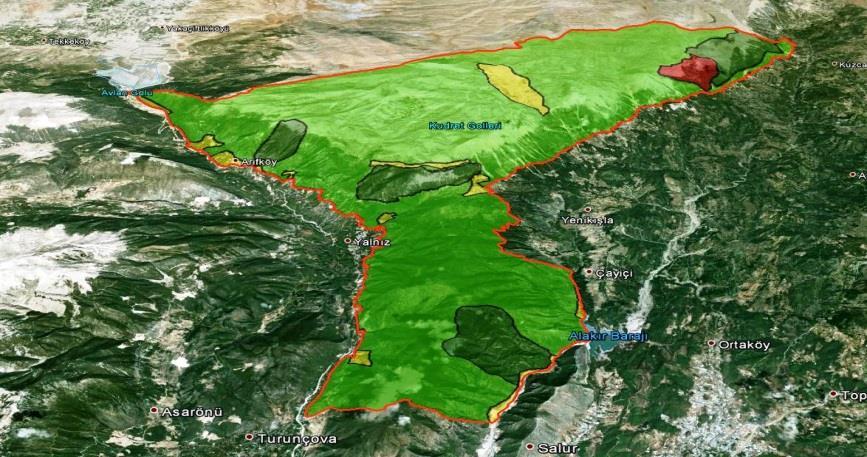 İlçesine uzaklığı 8 Km. Elmalı ilçesine 18 Km. Antalya iline 120 Km.Antalya hava alanına uzaklığı 150 Km. dir. Alanın deniz seviyesinden yüksekliği 45 m-3077 m arasında değişmektedir.