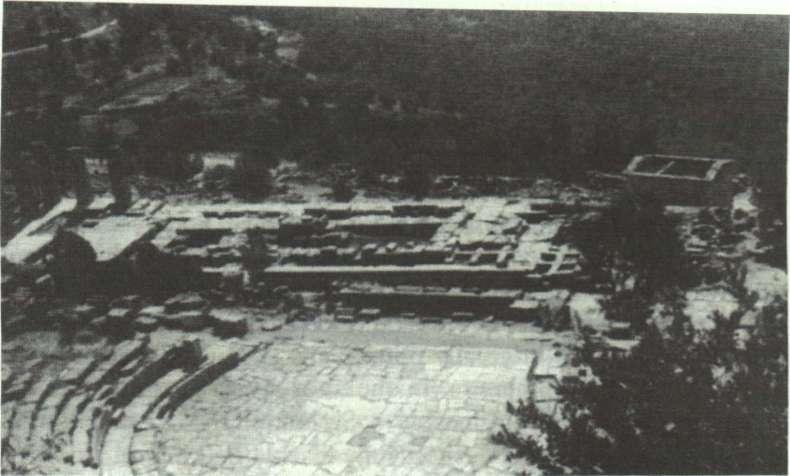 YAPI VE ÇEVRESI - KUTSAL ALANLAR Fotoğraf 37: Delphi'deki Apollon kutsal alanının görünümü. yordu. Kalabalık bir tapınanlar grubunun toplanabileceği sunak çevresinde bile geniş düz bir alan yoktu.