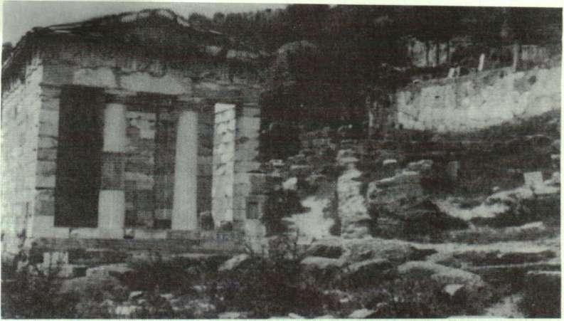 YAPI VE ÇEVRESİ - KUTSAL ALANLAR Fotoğraf 38: Atinalılar'ın hazine yapısının görünümü, Delphi.