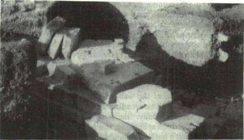 KLASIK TAPıNAKLARıN ERKF.N GELIŞME DÖNEMI Fotoğraf 8: Kenet yuvaları, V. yüzyıl başlarına ait apsisli yapı, Eıııporio, Sakız Adası. benzer kelepçeler M.Ö. VI.