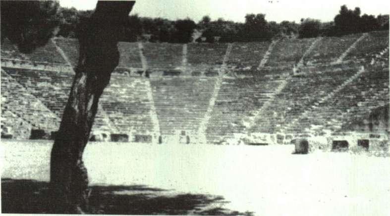 YUNAN MIMARLIĞI Fotoğraf 26: Asklepios kutsal alanındaki tiyatro, Epidauros muhtemelen M.Ö. V.