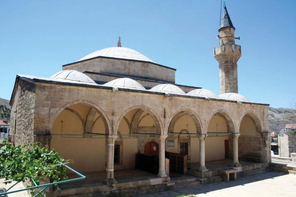 KÖPRÜLÜ MEHMET PAŞA CAMİİ: Köprülü Mehmet Paşa Camii: Bu cami Taşhan ın kuzeydoğusundadır. Cami tek minarelidir. Ana mekana giriş kapısı üzerinde talik hatla yazılmış kitabesi vardır.