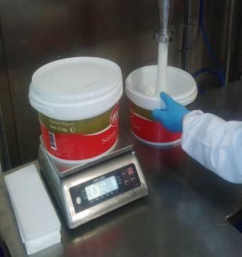 Yapılan işlem süzme yoğurt temizlik formuna kaydedilir. 7- Ortalama 18-24 saat süzülen yoğurtlar bezlerden süzme kulp dolum makinesi haznesine dökülür.