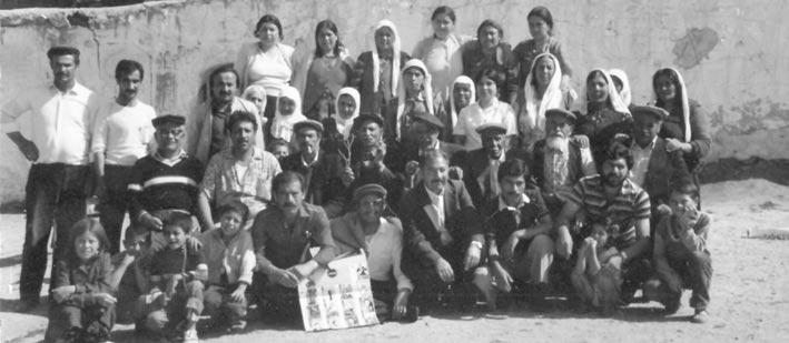 Yıl: 1973. Kırşehir - Abdallarının toplu halde, keskinde bulunan Haydar Sultan Türbesi ni ziyareti anısına çektirdikleri resim.