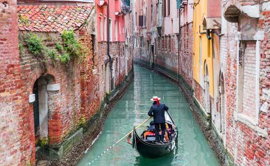 olan gondollarla sağlanmaktadır. Şehir bugün itibari ile 350 gondola sahiptir. Eğer Venedik i ziyaret edip gondol gezisi yapmadıysanız bazı şeyler yarım kalmış demektir.