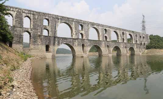 ŞEHİR DÜŞÜNCE DERGİSİ 2016-9 TARİH 64 65 Haliç in güney ve kuzey yakasını birbirine bağlamak için Bizans döneminden itibaren çalışmalar yapıldı ve bu doğrultuda köprüler inşa edildi.