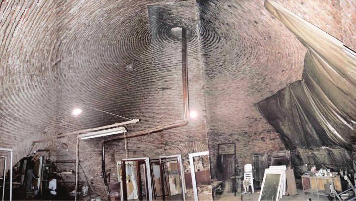 Gözden Kaçanlar hazırlayan: arkeologlar derneği istanbul şubesi Kubbeli ana mekân, 2005 yılında bir demir kapı atölyesi olarak kullanılırken.