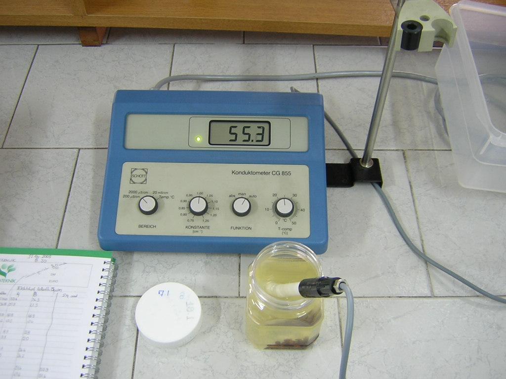 suyun elektriksel iletkenliğinin 5 µscm -1 den yüksek olmaması gerekmektedir. Bu tezde kullanılan saf suyun iletkenlik değeri en yüksek 2 µscm -1 olarak belirlenmiştir.