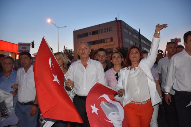 Binlerce kişinin katılım gösterdiği miting coşku seline dönerken, binlerce insan demokrasi