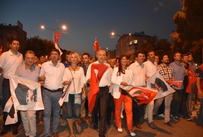 Cumhuriyet Meydanında coşkulu kalabalığa seslenen Deniz Atabay ve Aydın CHP Milletvekili