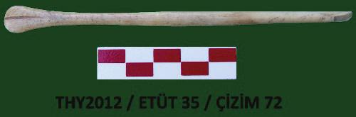 Thyateira Kazısı Kemik Buluntuları ve Zooarkeolojik İncelemeler 137 Fig. 7a Fig. 7b B)-Düğmeler (Kat. No: 8), (Fig. 8a, 8b) Thyateira kazısında kemikten yapılmış bir düğme bulunmuştur. Kat.