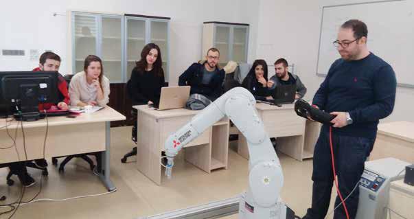 HABERLER ENDÜSTRİ OTOMASYON Bursa Teknik Üniversitesi mühendis adayları Mitsubishi Electric robotuyla çok kolay kullanımlı projeler geliştiriyor. OYUN OYNAR GİBİ ROBOT KONTROLÜ Endüstri 4.