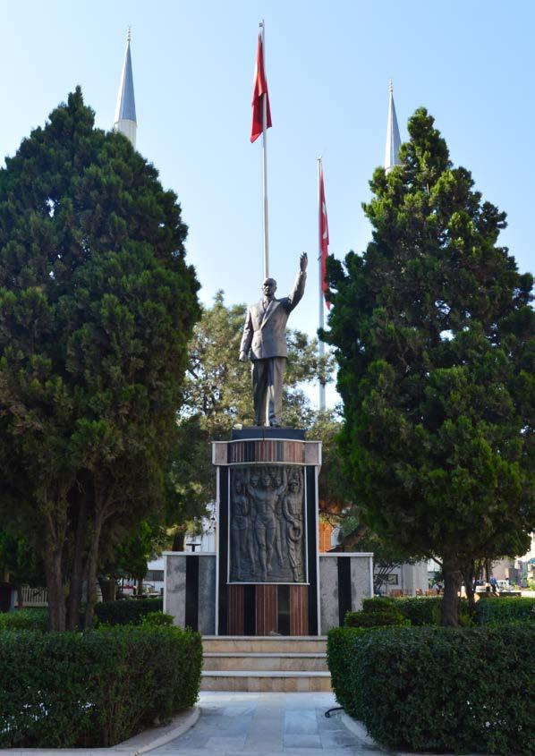 Susurluk un bulunduğu yer, Karesi Beylerinden İne Bey Vakfına ait ormanlık ve bataklık boş bir alan iken İne Bey in torunları burasını Susığırlık adı altında bir çiftlik halinde idare etmiştir.