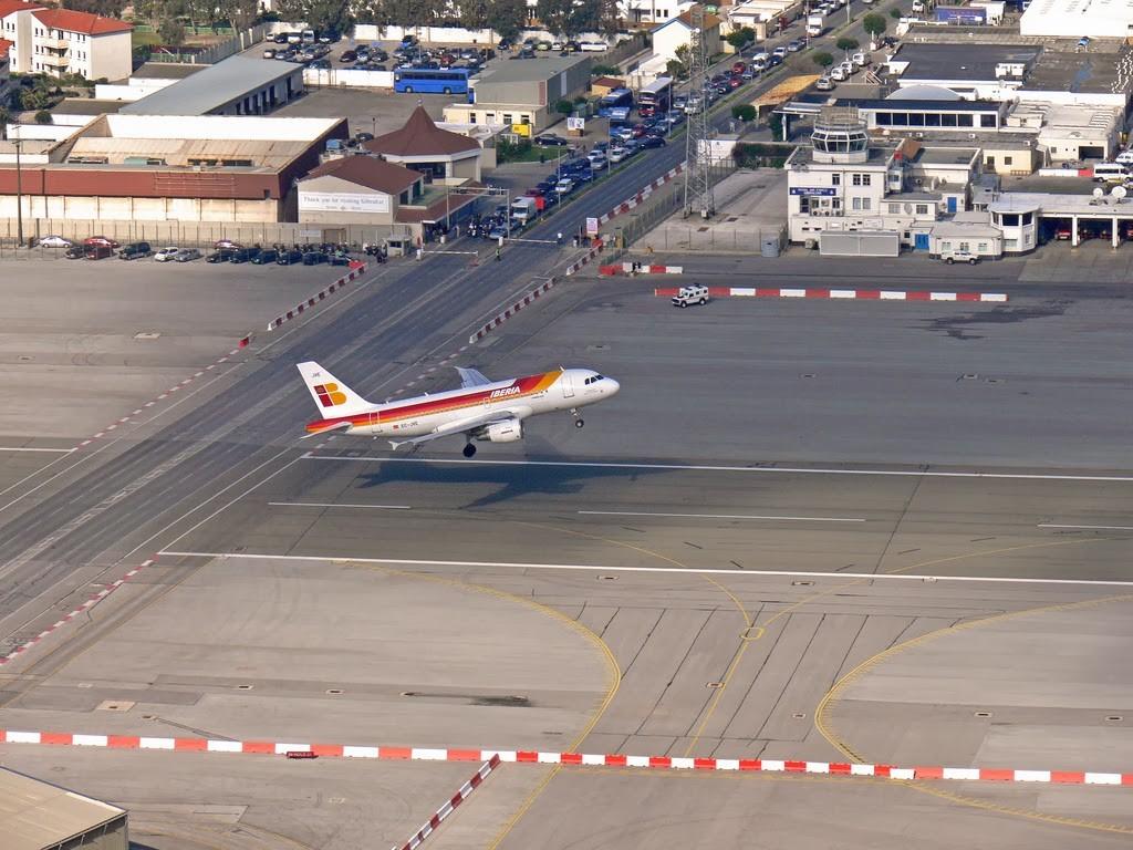 Cəbəllütariq hava limanı bəlkədə dünyanın ən qeyri-adi aeroportudur.