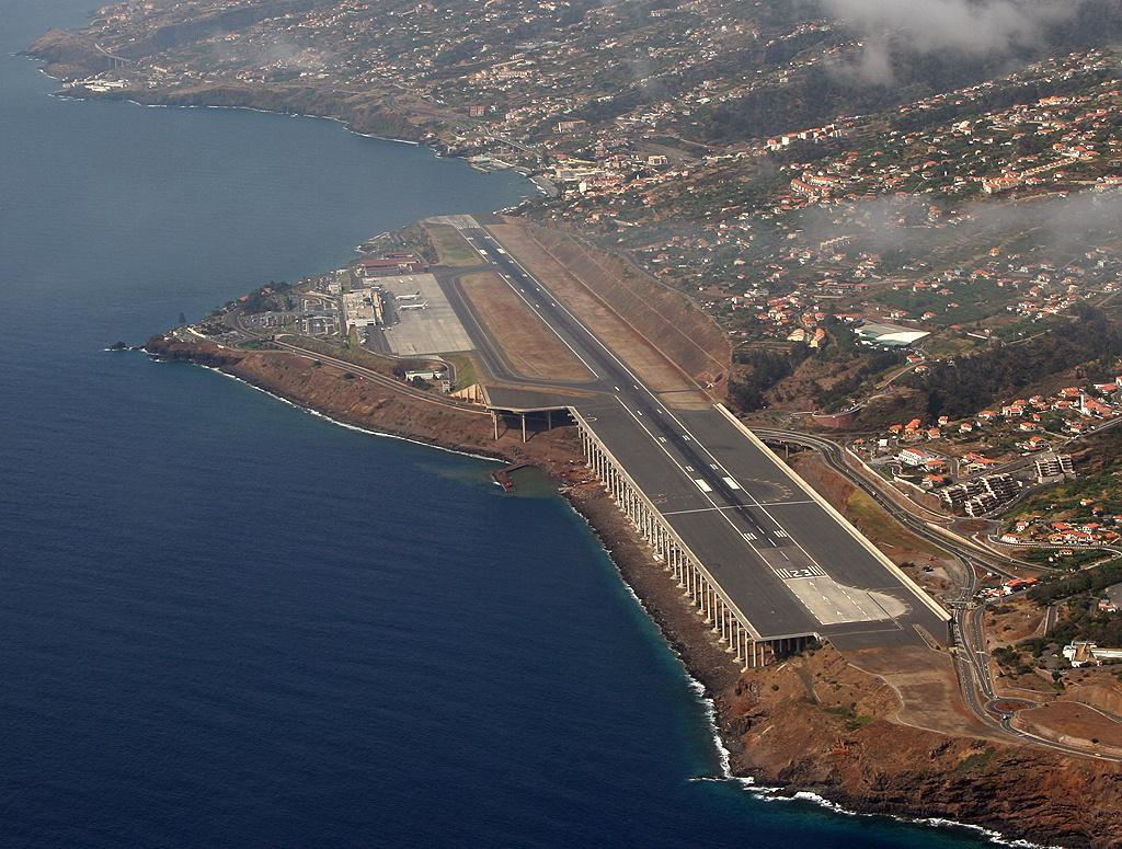 Atlantik okeanın da yerləşən Madeyra adansında tikilmiş Funşala hava limanının ərsəyə gəlməsi çox çətinliklər törətmişdir.